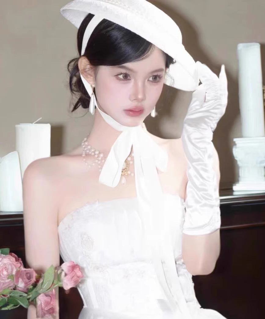 Sombrero cloche francés de encaje blanco con perlas y cordones