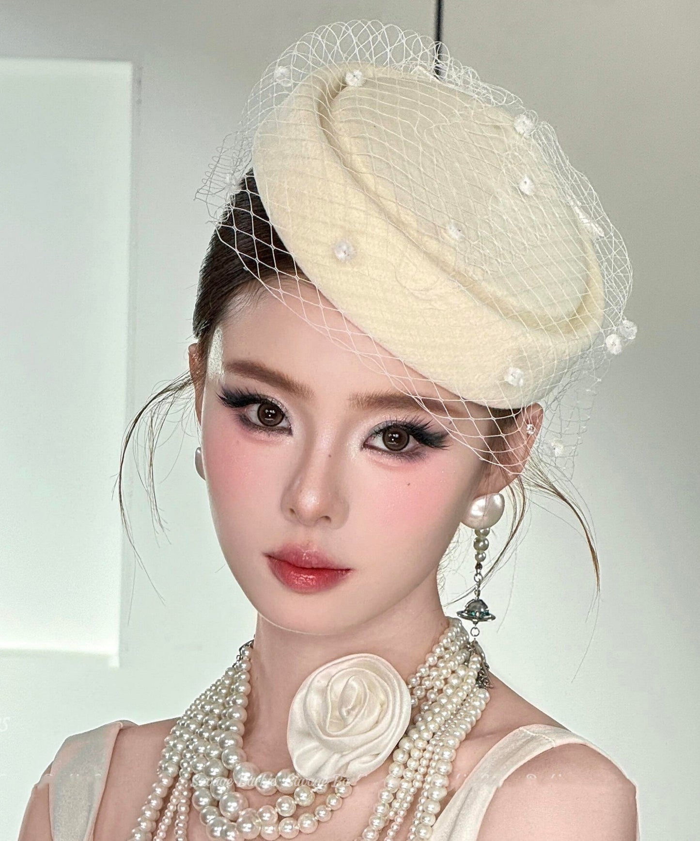 Boina francesa de malla blanca con parches