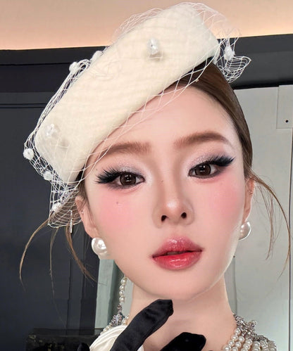 Boina francesa de malla blanca con parches