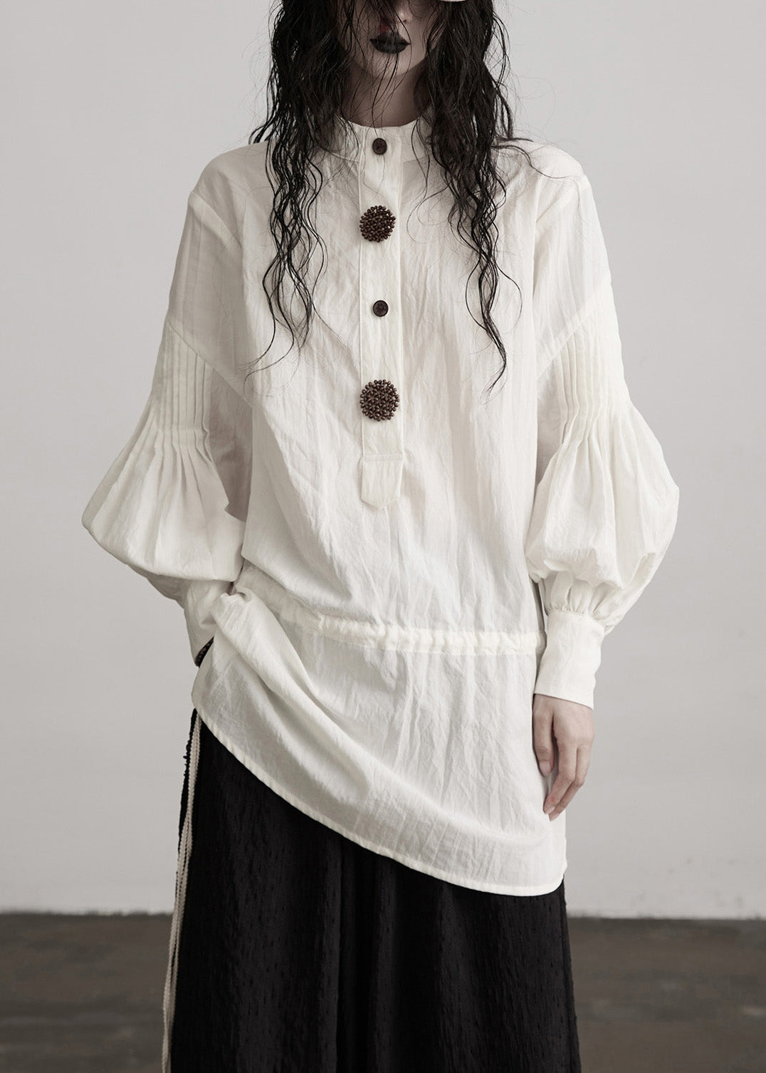 Französische weiße Patchwork-Baumwolltops mit Rundhalsausschnitt, Puffärmeln und Patchwork-Design für den Frühling