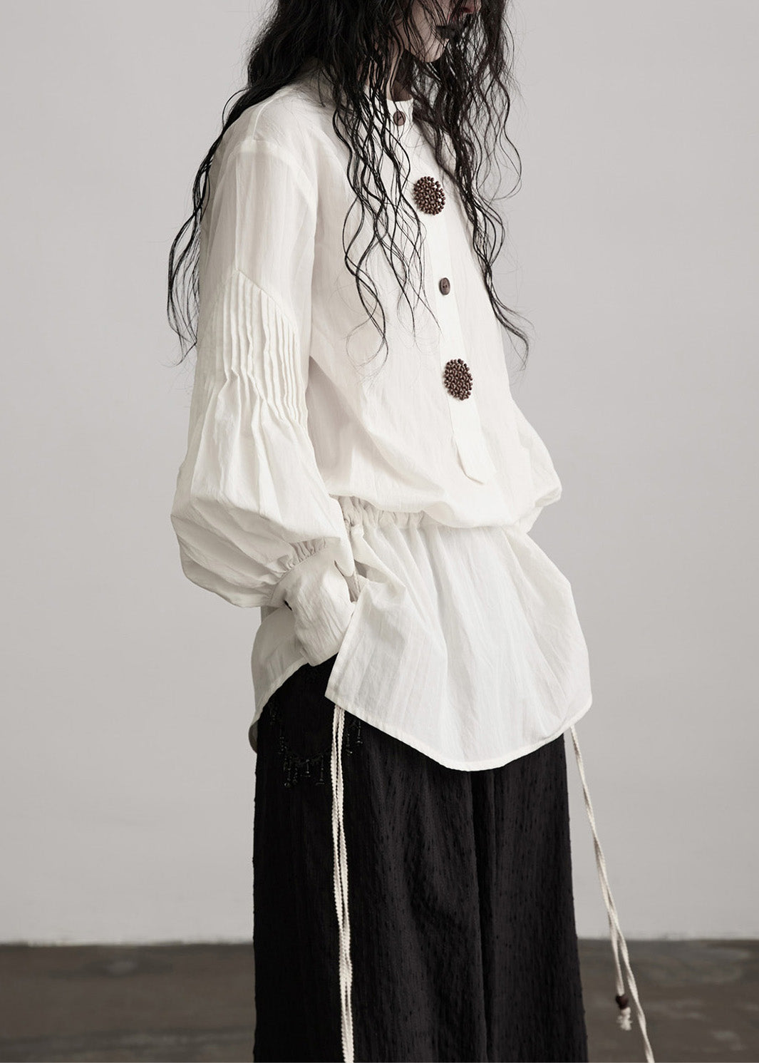 Französische weiße Patchwork-Baumwolltops mit Rundhalsausschnitt, Puffärmeln und Patchwork-Design für den Frühling