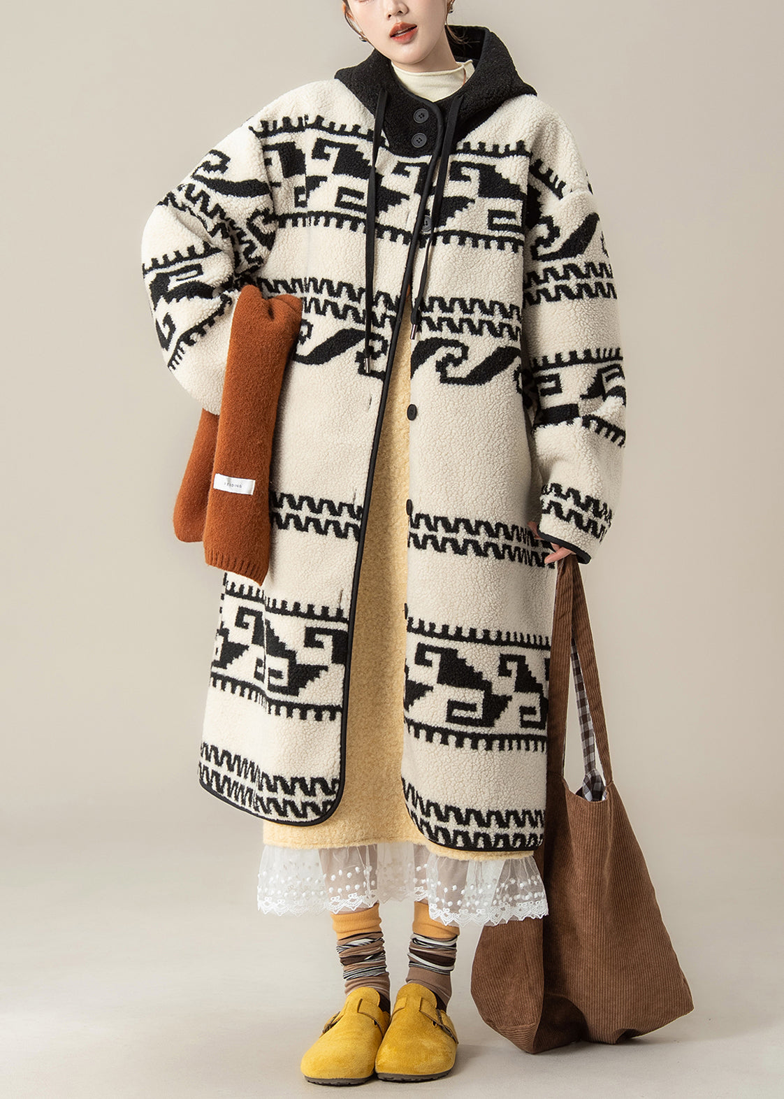 Abrigo holgado de piel sintética con capucha y botones estampados en blanco francés para invierno