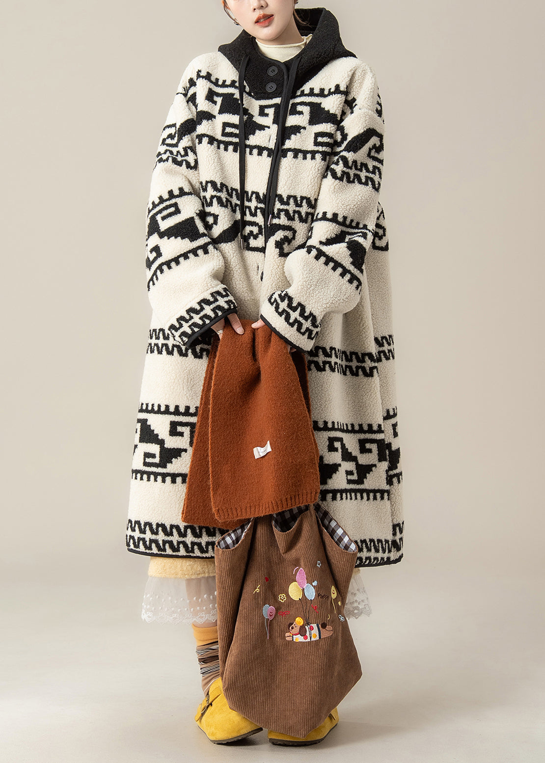 Abrigo holgado de piel sintética con capucha y botones estampados en blanco francés para invierno