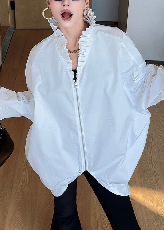 Camisa francesa blanca de cuello alto ceñido con cremallera y patchwork, lisa, con mangas murciélago