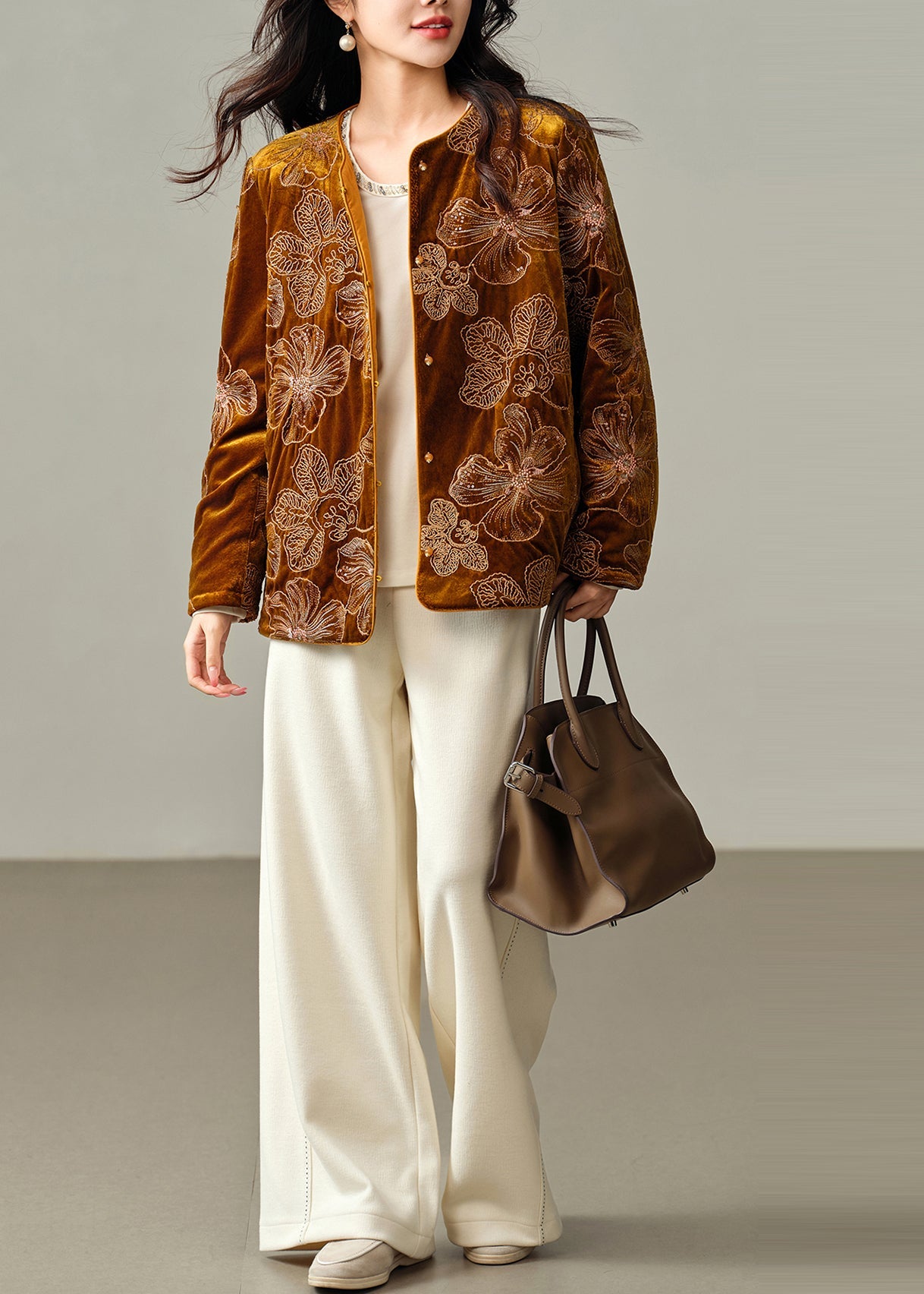 Französische gelbe bestickte feine Baumwoll-Seidensamtjacke mit Stickerei, gefüllt mit Seide, Winter