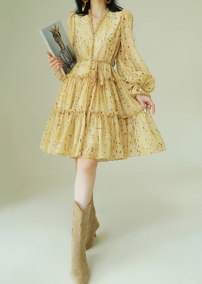 Französisches gelbes Chiffonkleid mit Rüschenmuster und Bindegürtel für den Frühling