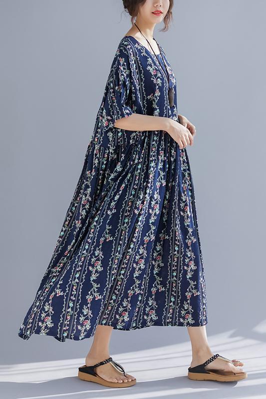 Französischer Rundhalsausschnitt, extra großer Saum, Baumwolle, Leinen, weiche Umgebung, Übergröße, Laufsteg, florales Kunstkleid, Sommer