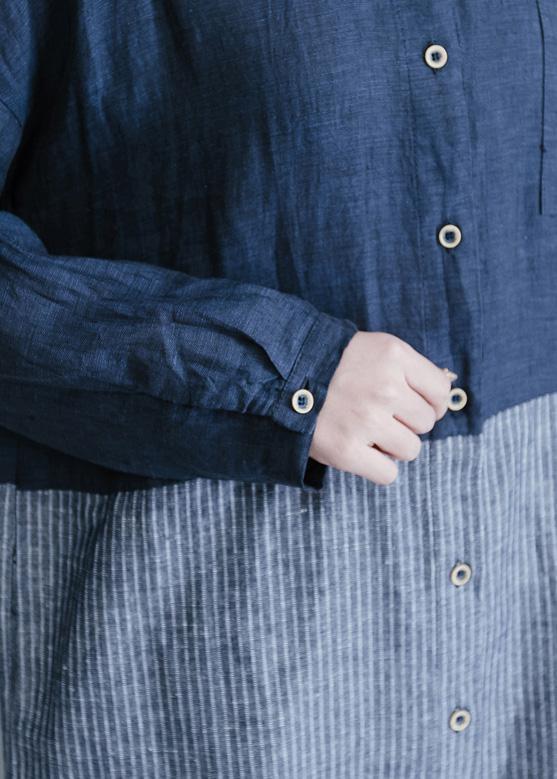 Französische Patchwork-Baumwollgarderoben, Einbauarbeit, blau gestreifte Baumwollroben, Frühlingskleid