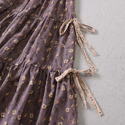 Französischer blauer Herbstrock mit ausgehöhltem Patchwork-Print