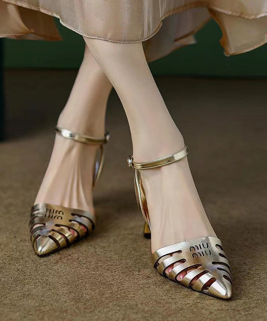 Goldfarbene, ausgehöhlte Sandalen mit spitzer Zehenpartie und klobiger Sohle