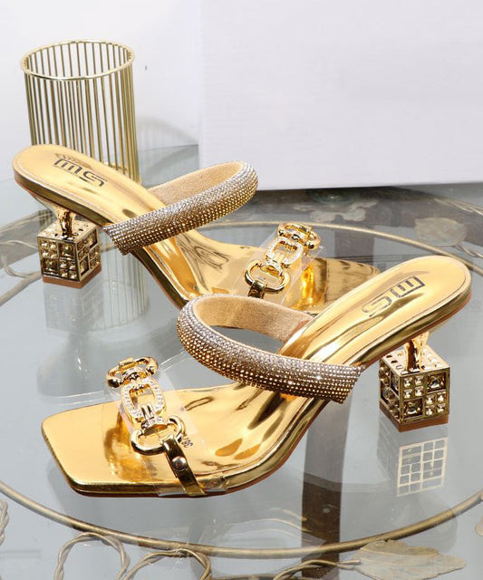 Goldfarbene Sandalen mit Zirkonia-Spleißen und klobigem Absatz und Peep Toe