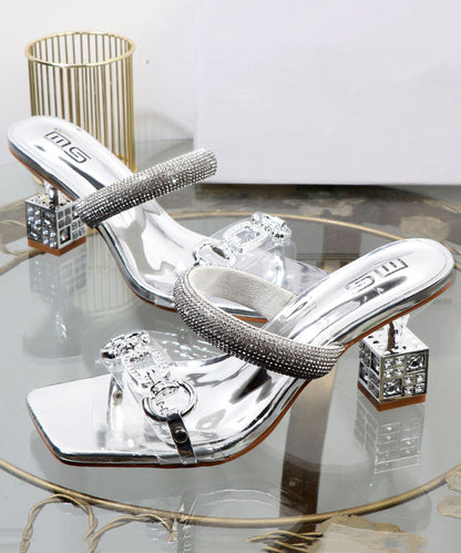 Goldfarbene Sandalen mit Zirkonia-Spleißen und klobigem Absatz und Peep Toe