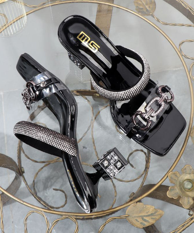 Goldfarbene Sandalen mit Zirkonia-Spleißen und klobigem Absatz und Peep Toe