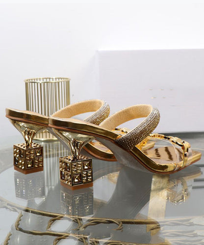 Goldfarbene Sandalen mit Zirkonia-Spleißen und klobigem Absatz und Peep Toe