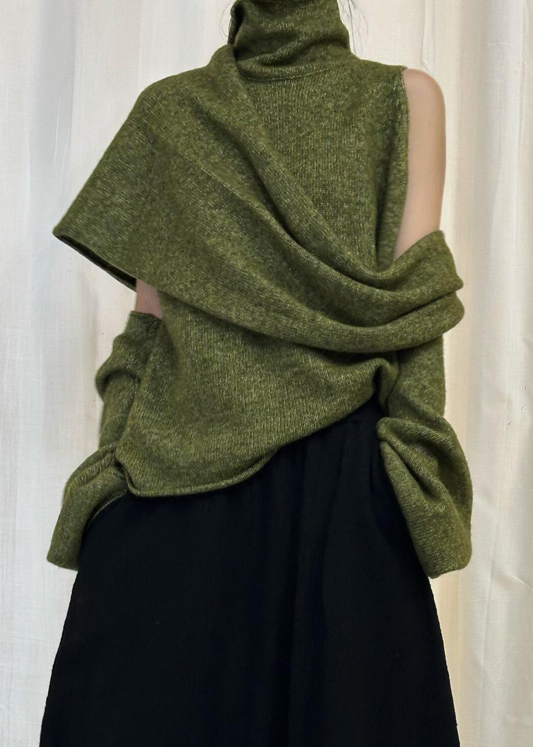 Suéter de punto liso asimétrico verde con cuello alto para invierno