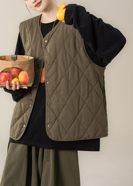 Zweiteiliges Set: Grüne, geknöpfte, baumwollgefüllte Weste und schwarzes T-Shirt mit V-Ausschnitt