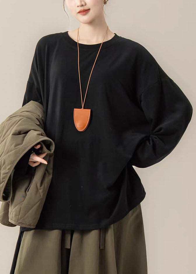 Zweiteiliges Set: Grüne, geknöpfte, baumwollgefüllte Weste und schwarzes T-Shirt mit V-Ausschnitt