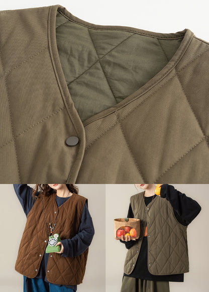 Zweiteiliges Set: Grüne, geknöpfte, baumwollgefüllte Weste und schwarzes T-Shirt mit V-Ausschnitt