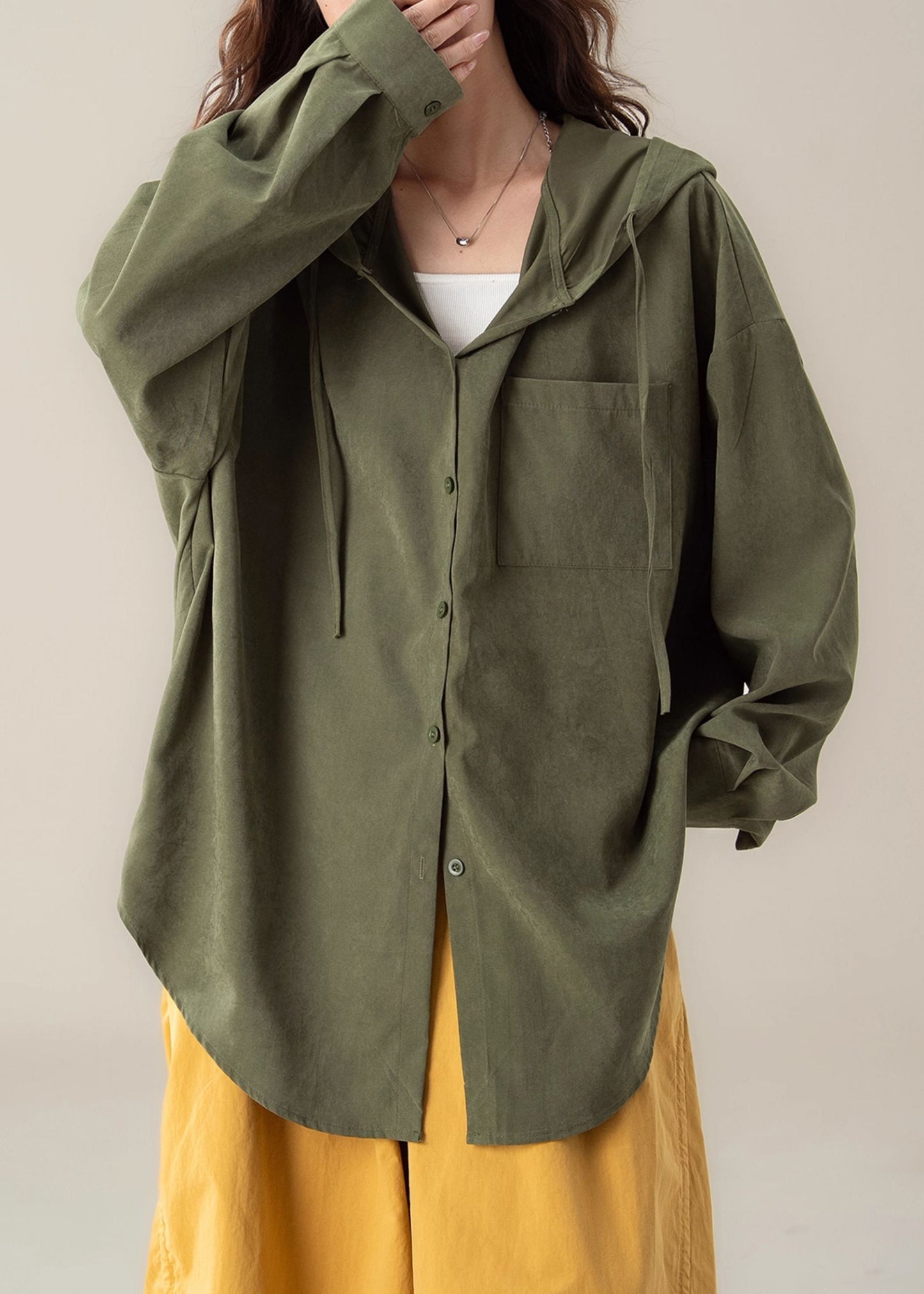 Grüne Frühlingsbluse aus Baumwolle mit Kapuze und Schnürung, grün, mit Knöpfen und Kapuze