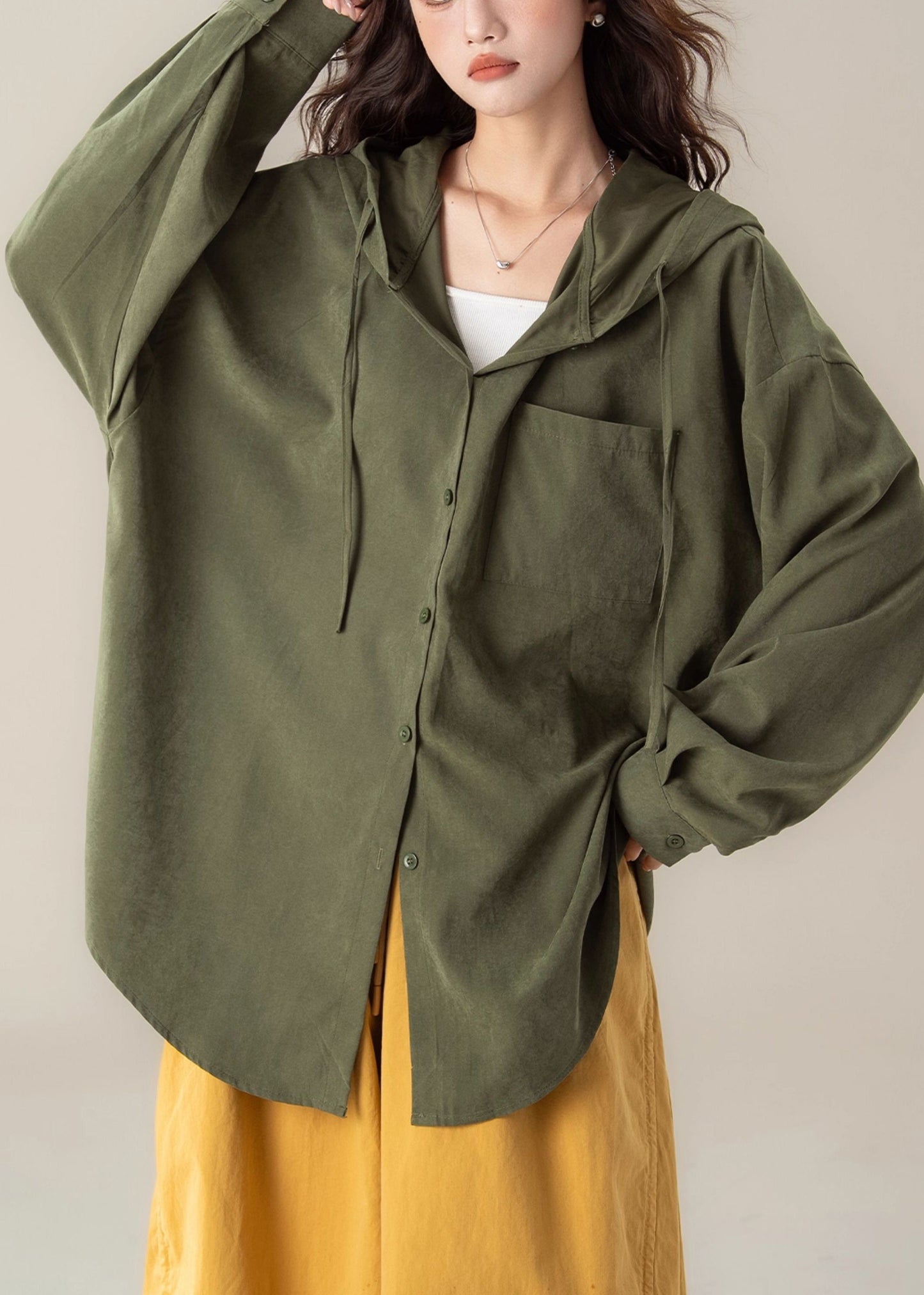 Grüne Frühlingsbluse aus Baumwolle mit Kapuze und Schnürung, grün, mit Knöpfen und Kapuze