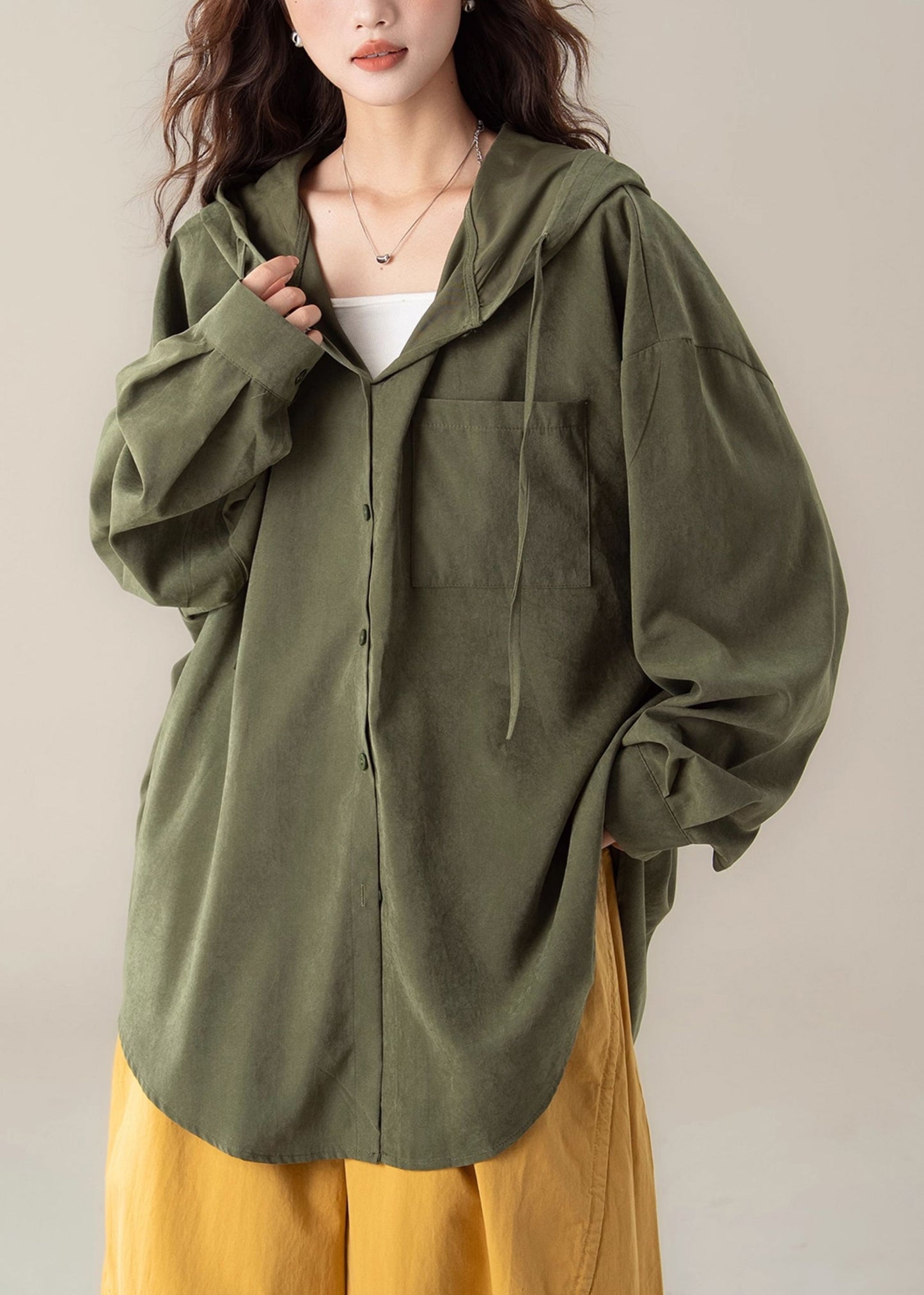 Grüne Frühlingsbluse aus Baumwolle mit Kapuze und Schnürung, grün, mit Knöpfen und Kapuze
