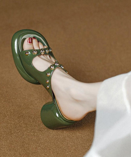 Schicke Peep-Toe-Sandalen aus grünem Kunstleder mit Nietenverzierung und dicker Sohle