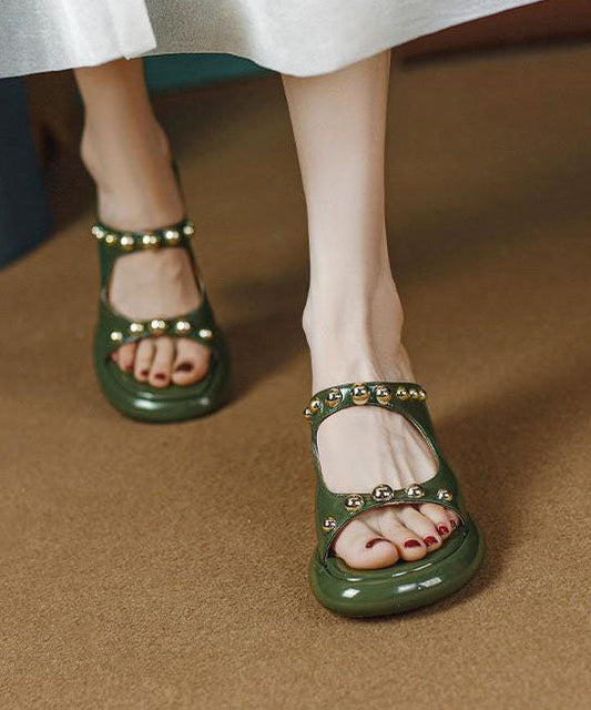 Schicke Peep-Toe-Sandalen aus grünem Kunstleder mit Nietenverzierung und dicker Sohle