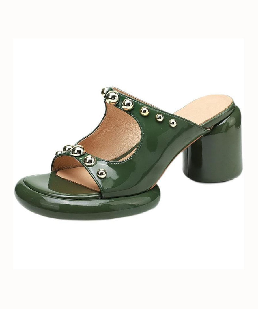 Schicke Peep-Toe-Sandalen aus grünem Kunstleder mit Nietenverzierung und dicker Sohle