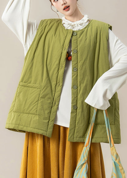 Conjunto de dos piezas sin mangas con chaleco verde de algodón fino relleno y top blanco.