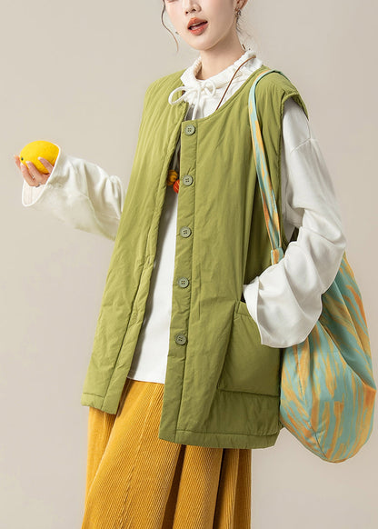 Conjunto de dos piezas sin mangas con chaleco verde de algodón fino relleno y top blanco.