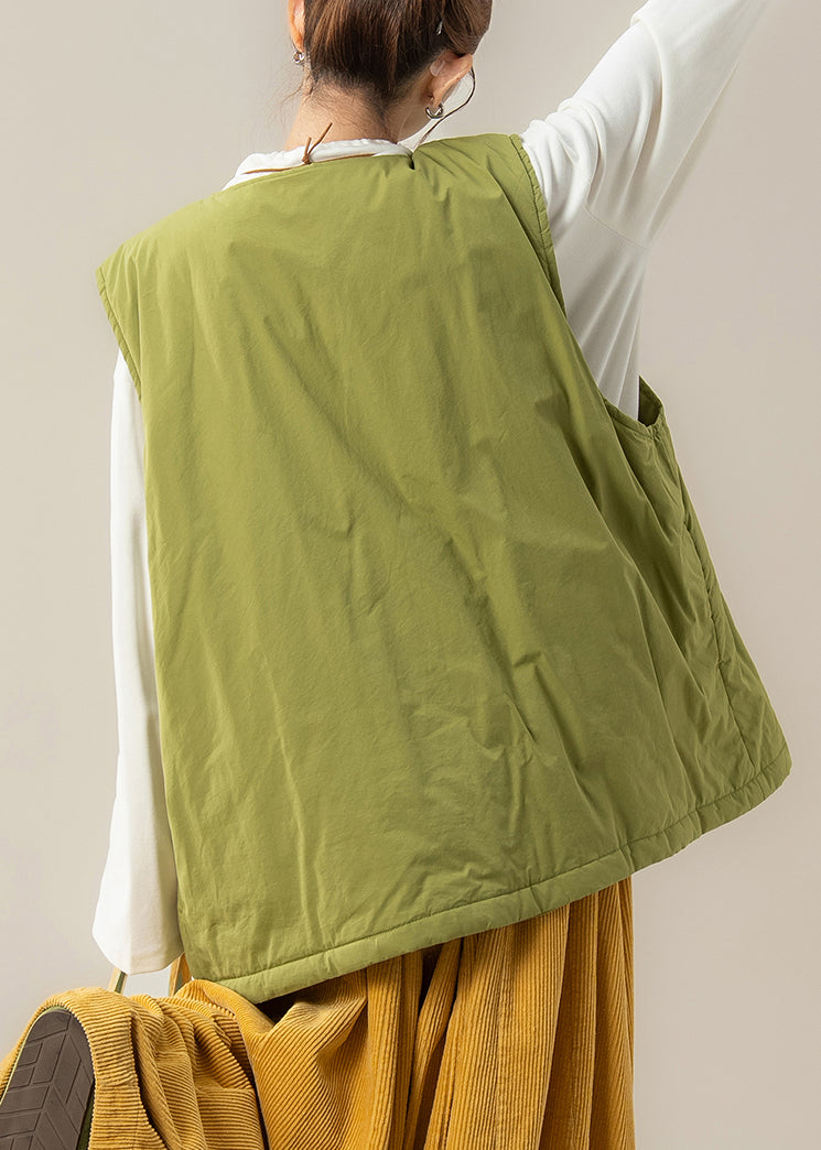 Conjunto de dos piezas sin mangas con chaleco verde de algodón fino relleno y top blanco.