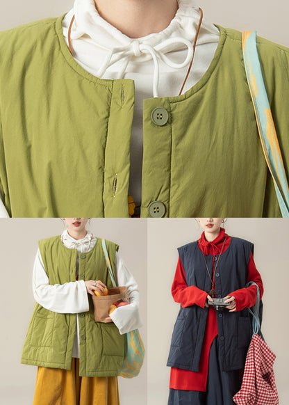 Conjunto de dos piezas sin mangas con chaleco verde de algodón fino relleno y top blanco.