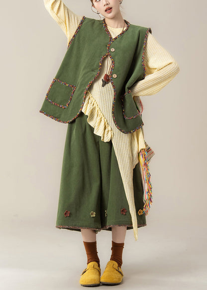 Dreiteiliges Set aus grüner Patchwork-Cordweste, Oberteil und Cropped-Hose, ärmellos