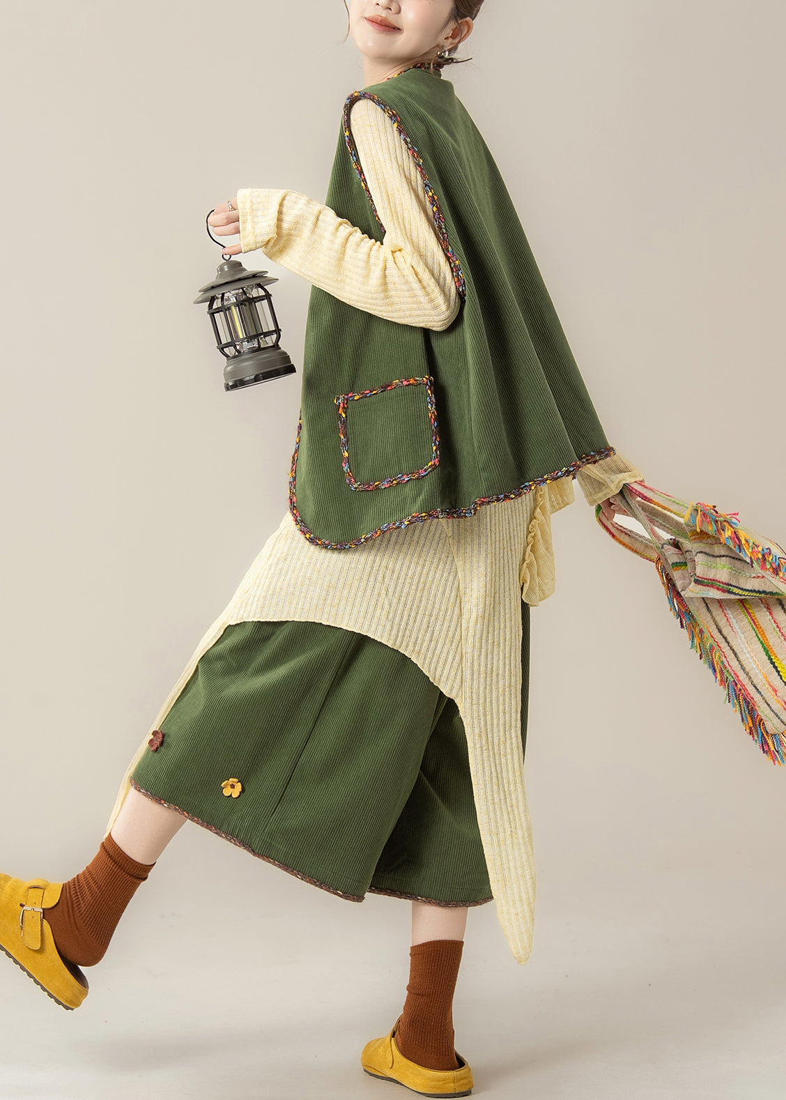 Dreiteiliges Set aus grüner Patchwork-Cordweste, Oberteil und Cropped-Hose, ärmellos