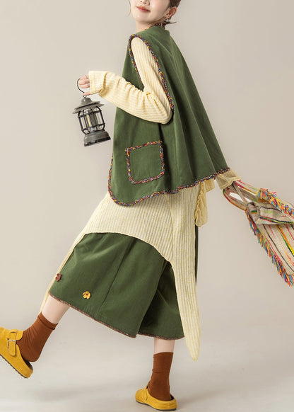 Dreiteiliges Set aus grüner Patchwork-Cordweste, Oberteil und Cropped-Hose, ärmellos