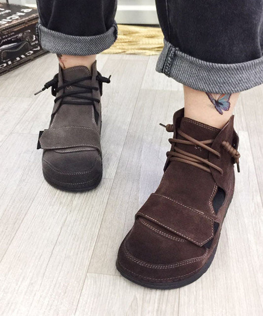 Graue Stiefel aus Rindsleder mit gekreuzten Riemen