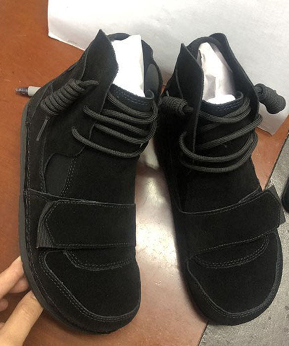 Graue Stiefel aus Rindsleder mit gekreuzten Riemen