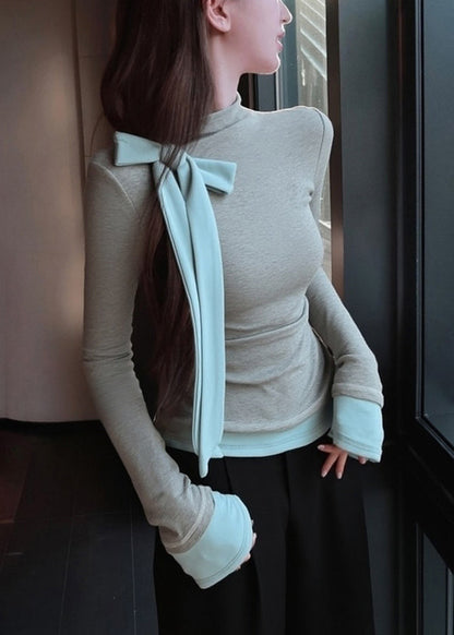 Graue T-Shirts aus Baumwolle mit Schleifen-Patchwork, schmale Passform, Frühling