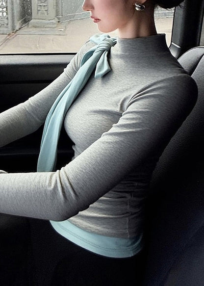 Graue T-Shirts aus Baumwolle mit Schleifen-Patchwork, schmale Passform, Frühling