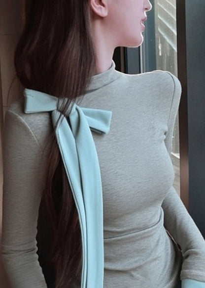 Graue T-Shirts aus Baumwolle mit Schleifen-Patchwork, schmale Passform, Frühling