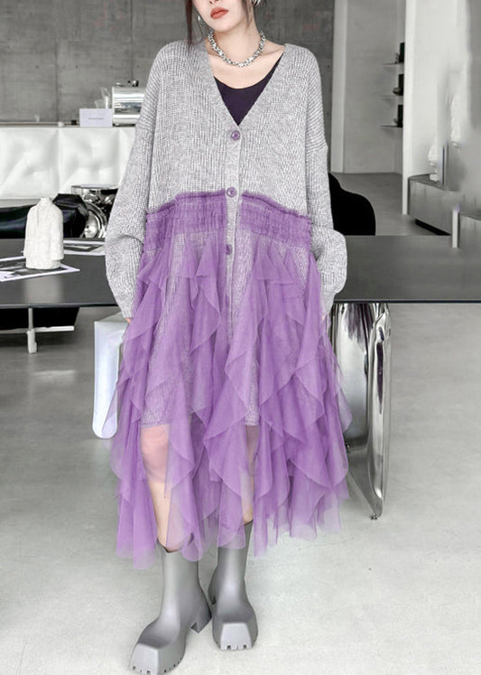 Graues, langes Strickkleid aus Baumwolle mit Knöpfen und V-Ausschnitt für den Herbst