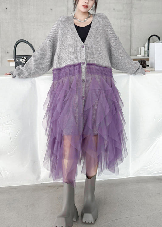 Graues, langes Strickkleid aus Baumwolle mit Knöpfen und V-Ausschnitt für den Herbst