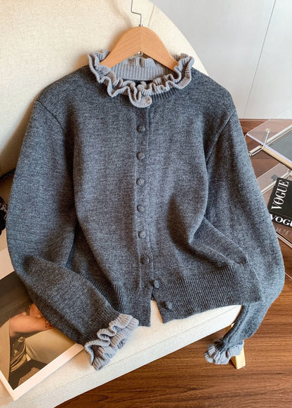 Grauer, kuscheliger Patchwork-Strickmantel mit Knöpfen und Rüschen