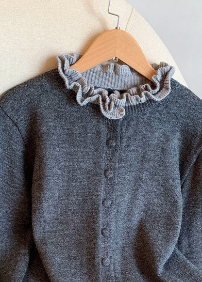 Grauer, kuscheliger Patchwork-Strickmantel mit Knöpfen und Rüschen