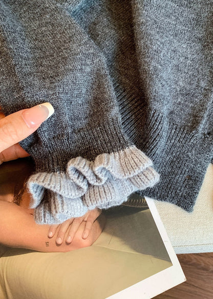 Grauer, kuscheliger Patchwork-Strickmantel mit Knöpfen und Rüschen