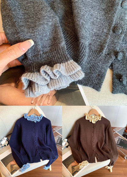 Grauer, kuscheliger Patchwork-Strickmantel mit Knöpfen und Rüschen