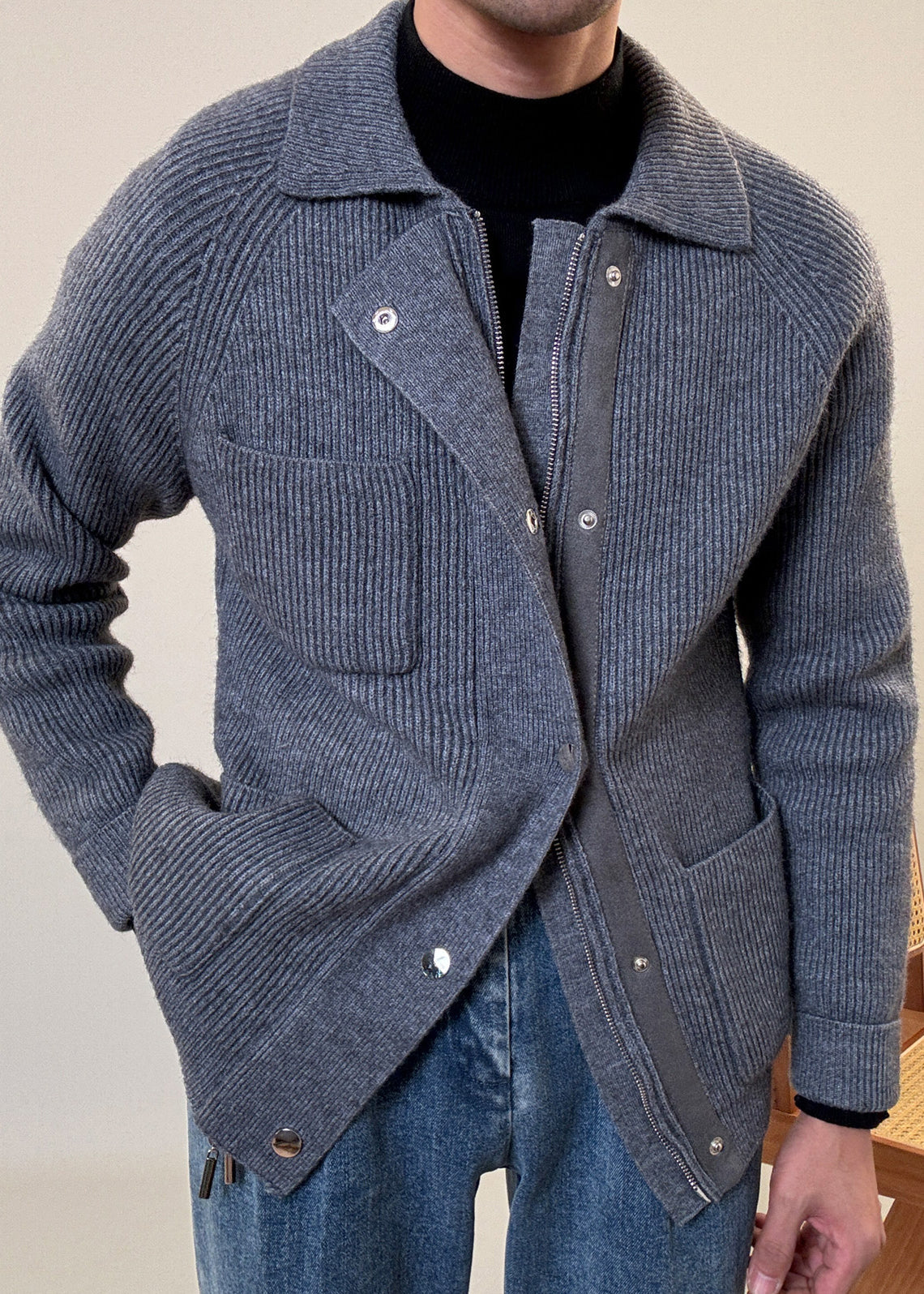 Grauer, kuscheliger Baumwollstrickmantel mit Knopftaschen und Reißverschluss für Herren (Frühling)