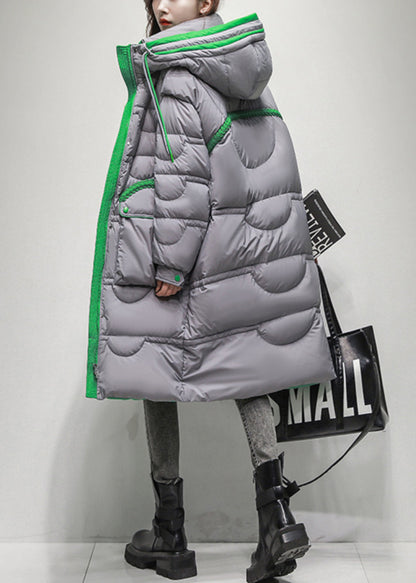 Grauer, langer Wintermantel mit Kapuze, gefüllt mit Knöpfen, Taschen und Entendaunen.