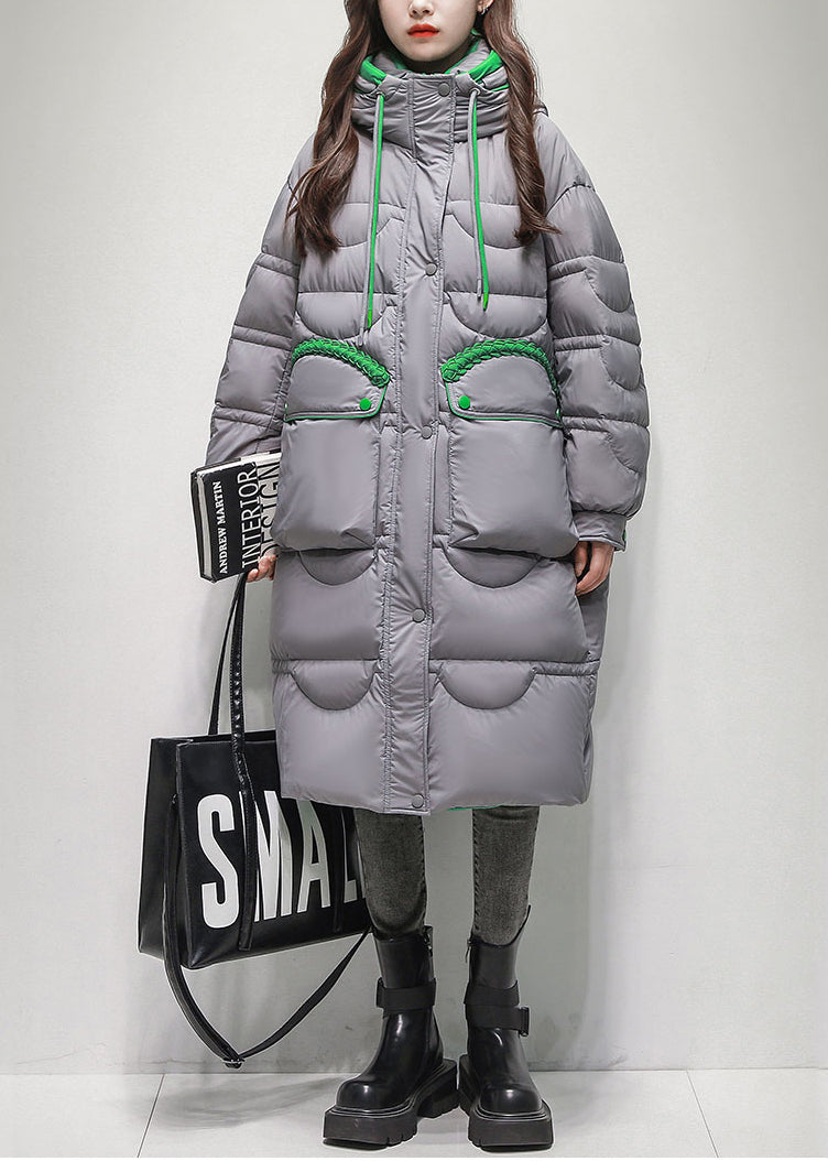 Grauer, langer Wintermantel mit Kapuze, gefüllt mit Knöpfen, Taschen und Entendaunen.