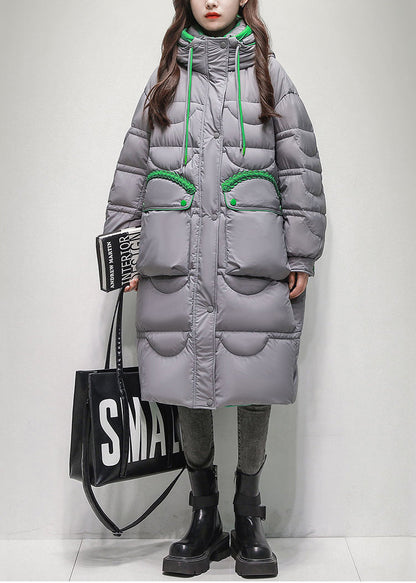 Grauer, langer Wintermantel mit Kapuze, gefüllt mit Knöpfen, Taschen und Entendaunen.